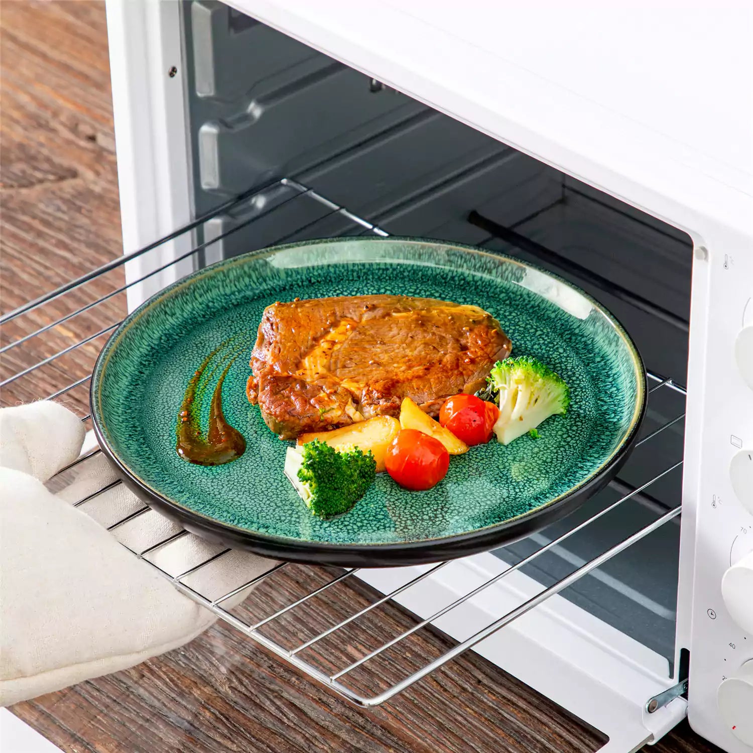 A glossy green 16-piece stoneware dinnerware set from the Playa collection - featuring farmhouse charm with plates and bowls for 4 people-vancasso