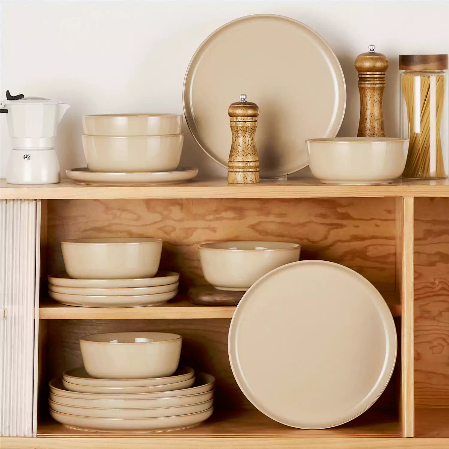 Playa 18-Piece Stoneware Dinnerware Set with plates and bowls for 6 - featuring a unique caramel reactive glaze and a farmhouse-inspired style-vancasso