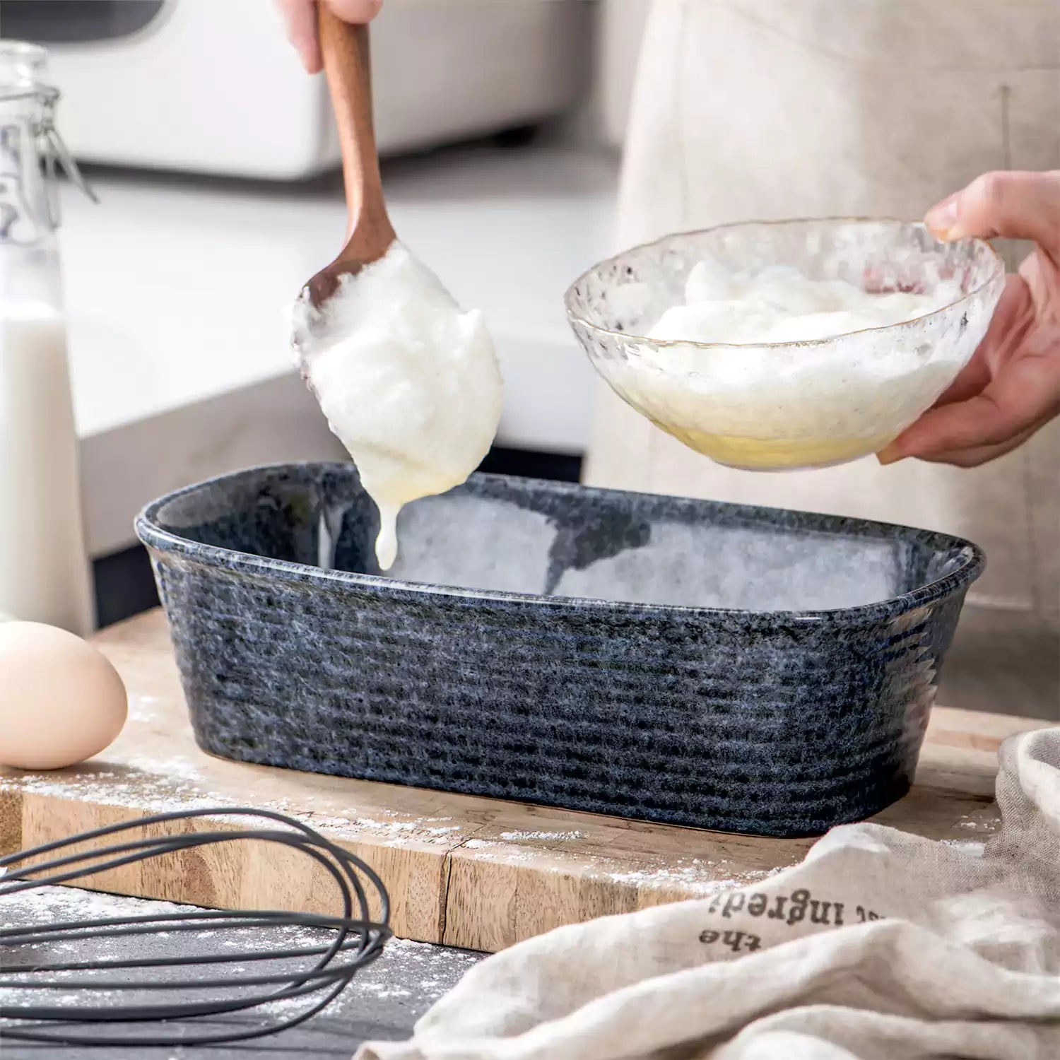 Presti rectangular bread baker in deep blue with a subtle rim pattern - glossy finish - perfect for baking bread with a stylish touch-vancasso