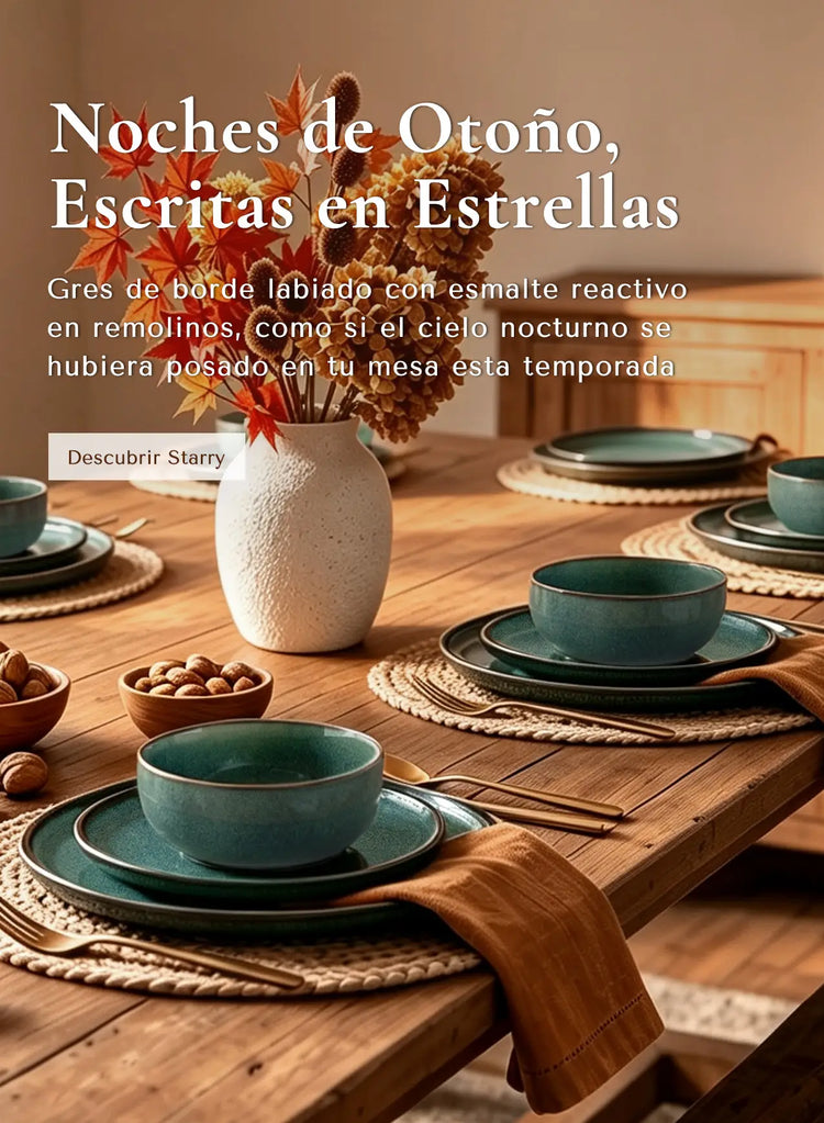 Une table à manger stylisée avec des bols en céramique bleu-vert et des assiettes assorties, des sets de table tressés, un vase blanc rempli de fleurs d'automne séchées, et un texte promotionnel en espagnol superposé à la scène.